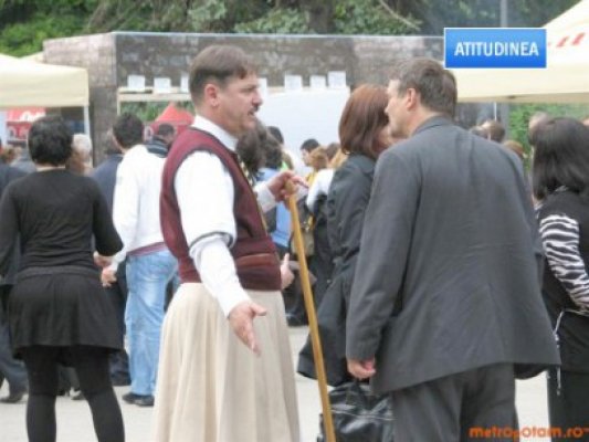 Atitudinea: Avem un Parlament pestriţ: de la masteranzi la Sorbona, la studii liceale şi studenţi la aproape 60 de ani (minim)